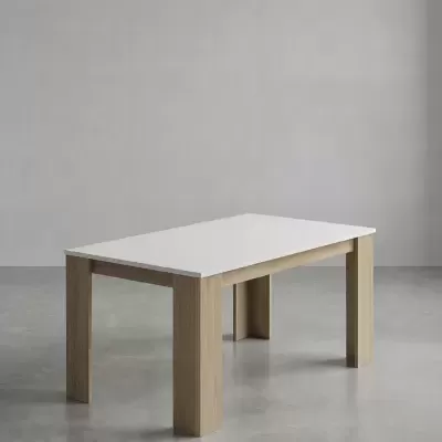 Mesa retangular com tampo branco e pés de madeira clara