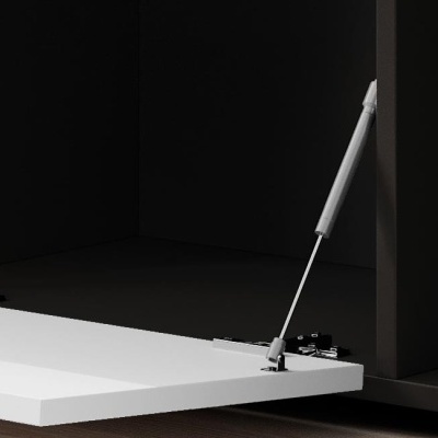 Dobradiça hidráulica metálica numa porta branca aberta dentro de móvel preto.