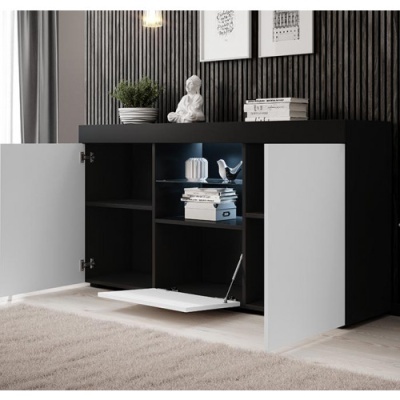 Aparador moderno em madeira com portas brancas e estrutura preta com decoração