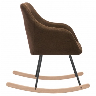 Cadeira de baloiço castanha com base de madeira clara sobre fundo branco