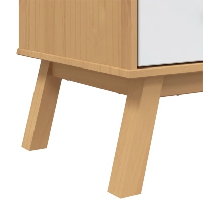 Pernas de móvel de madeira clara com porta branca