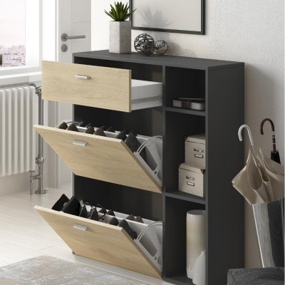 Móvel organizador de sapatos com portas basculantes de madeira clara e estrutura escura num corredor interior.