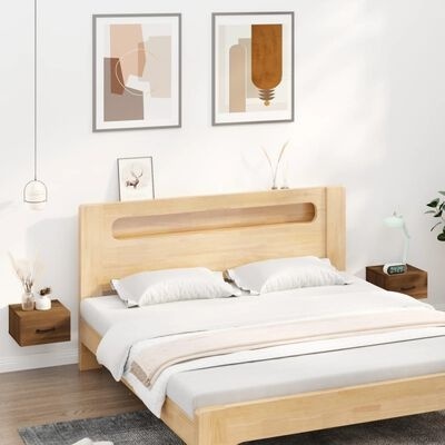 Quarto com cama de madeira clara, mesas de cabeceira flutuantes, lâmpada pendente e decorações abstratas
