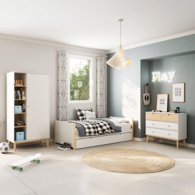 Quarto infantil com cama branca, cómoda, estante, tapete redondo e iluminação LED 'Play'