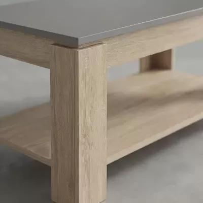 Mesa de centro com tampo cinzento e estrutura em madeira clara com prateleira inferior