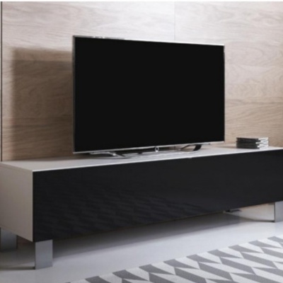 Móvel de TV branco com porta preta brilhante, televisão de ecrã plano e tapete cinza geométrico.