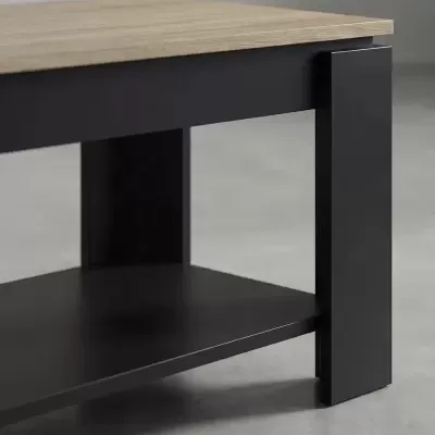 Mesa com tampo em madeira clara e estrutura metálica preta com prateleira