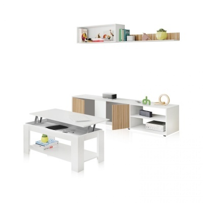 Conjunto de móveis branco e madeira clara com mesa de centro elevatória e estante modular