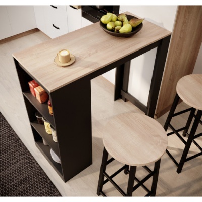 Mesa alta de cozinha com tampo de madeira clara, prateleiras negras laterais com produtos, e dois bancos altos de madeira clara.