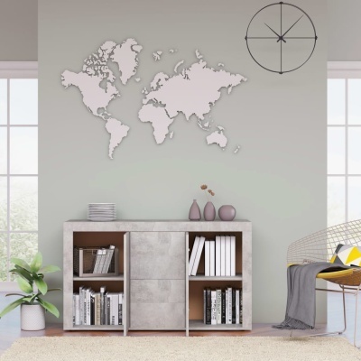 Móvel de armazenamento com livros e vasos, mapa-múndi branco e relógio na parede cinza.