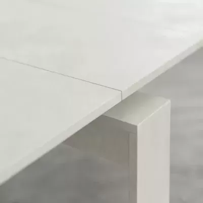 Mesa extensível clara com pernas retas e textura suave