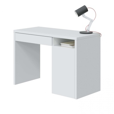 Secretária branca com gaveta, porta e prateleira aberta com livros, e lâmpada preta sobre a secretária