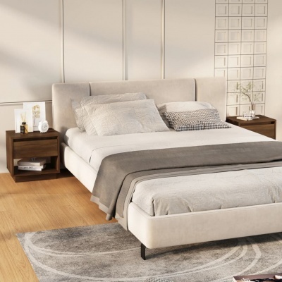 Cama de casal estofada bege com duas mesas de cabeceira em madeira escura e roupa de cama neutra num quarto moderno