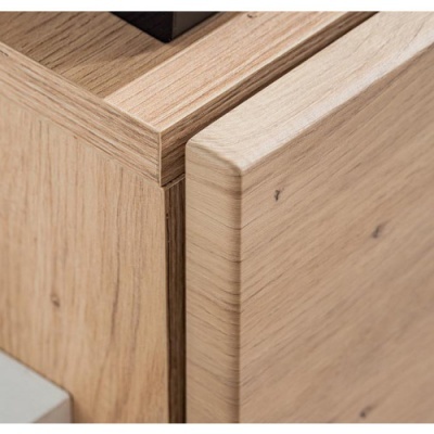 Móvel de madeira clara com textura e canto arredondado