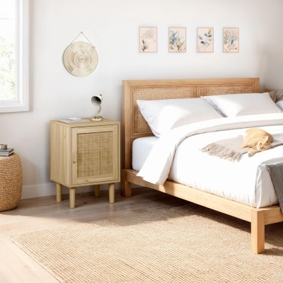 Quarto com cama e mesa de cabeceira de madeira clara e trançados, decoração neutra e natural