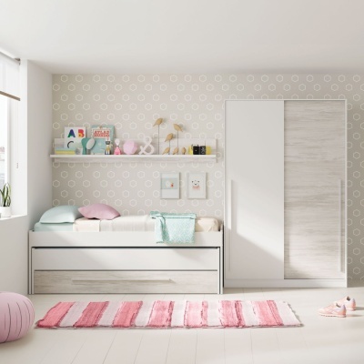 Quarto infantil com cama branca e armário de portas deslizantes e decoração em tons pastéis