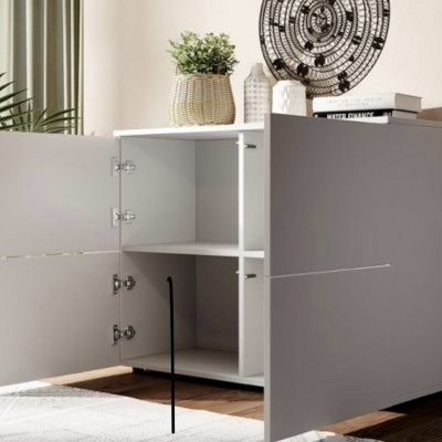 Móvel branco de armazenamento com portas abertas e decoração