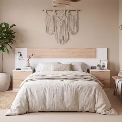 Quarto com cama de casal, cabeceira em madeira clara, mesas de cabeceira, candeeiros naturais e tapeçaria macramé.