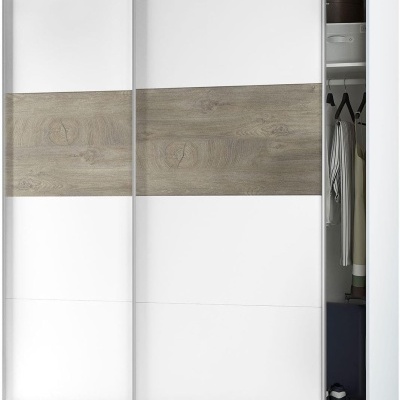 Guarda-roupa branco com faixa de madeira clara e portas de correr, parte do interior visível com roupas e caixas