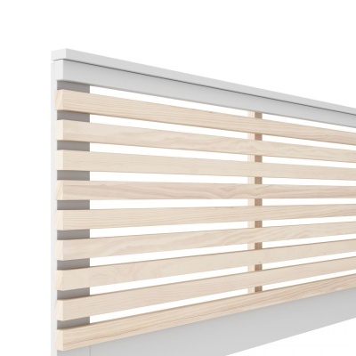 Guarda-corpo moderno com barras horizontais de madeira clara e estrutura branca