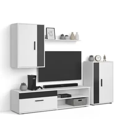 Conjunto de móveis brancos e pretos para sala com televisão e decoração