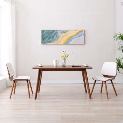 Mesa de madeira escura com duas cadeiras de madeira clara e estofamento branco, decorada com jarra branca e vaso de flores amarelas