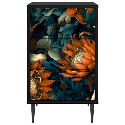 Cómoda preta com gavetas decoradas com flores em tons laranja, verde e azul