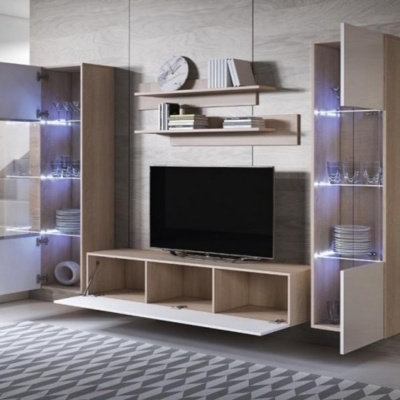 Móvel de sala moderno em madeira clara com armários de vidro iluminados e televisão preta