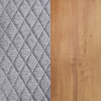 tecido cinzento acolchoado e superfície de madeira clara