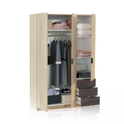 Roupeiro de madeira com portas abertas mostrando roupa pendurada e dobrada