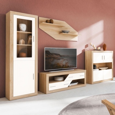 Conjunto de móveis de madeira clara e branca com armário, estante de parede, móvel de TV e armário baixo em sala com parede rosa.