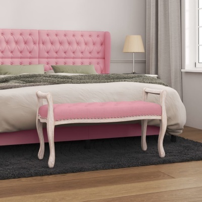 Quarto com cama rosa acolchoada e banco rosa estofado sobre tapete cinzento