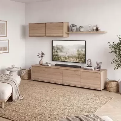 Sala de estar com móvel de TV e decoração minimalista em tons neutros