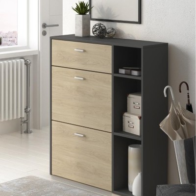 Móvel com três gavetas de madeira clara e estrutura preta com puxadores metálicos, quadro com texto 'Thank you', guarda-chuvas