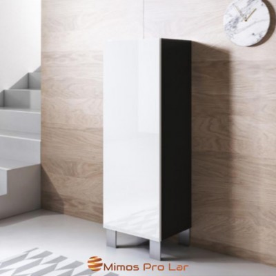 Armário vertical branco e preto com suporte metálico num interior moderno
