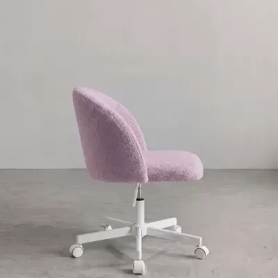 Cadeira de escritório cor-de-rosa com base branca e rodas