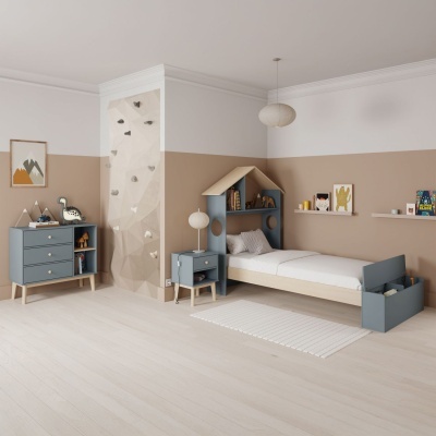 Quarto infantil com móveis azuis e madeira clara e decoração mural