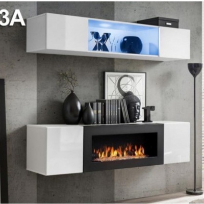 Móvel de parede branco com lareira, estante iluminada a azul e decoração