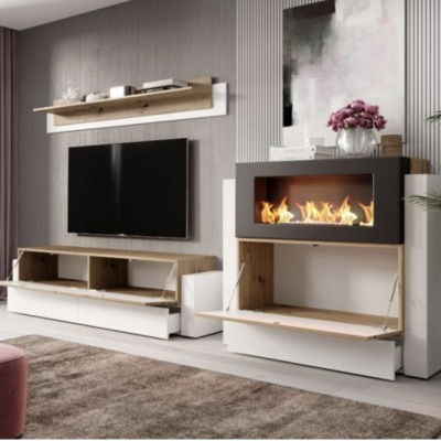 Móvel de sala moderno com TV e lareira decorativa, parede cinza e decoração de flores