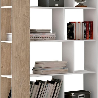 Estante moderna branca com painel lateral de madeira clara, decorada com caixas, livros e globo terrestre