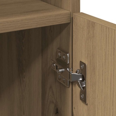 Dobradiça metálica em móvel de madeira clara