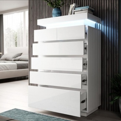 Cômoda branca lacada com seis gavetas em ambiente moderno junto a parede de madeira escura