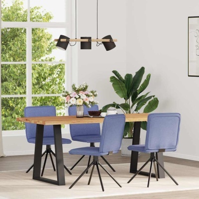 Conjunto de mesa de madeira com quatro cadeiras azuis em sala com planta e janela grande