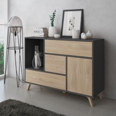 Móvel de madeira com portas em madeira clara e estrutura preta com decoração e candeeiro ao lado