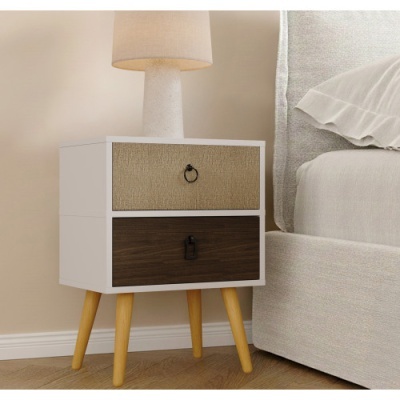 Mesa de cabeceira branca com duas gavetas, pernas madeira clara, candeeiro em cima, ao lado de cama cinza claro