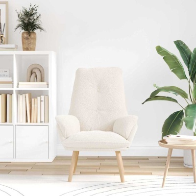 Cadeira branca felpuda com pernas de madeira em sala minimalista