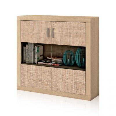 Móvel de armazenamento em madeira clara com portas revestidas a palhinha e prateleira com livros e objetos decorativos azuis