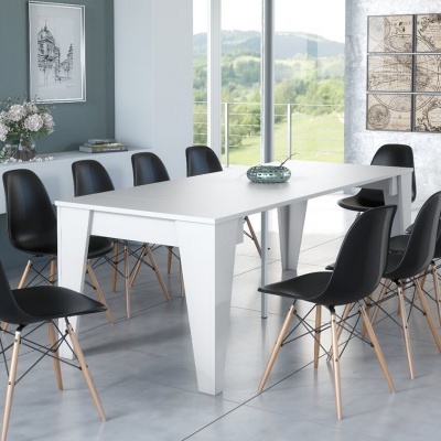 Mesa de jantar branca com oito cadeiras pretas e pernas de madeira numa sala moderna