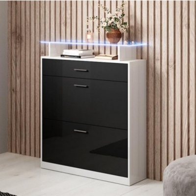 Móvel de arrumação branco com gavetas pretas e vaso decorativo sobre ele