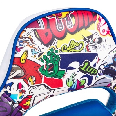 Mochila colorida com padrão de desenhos animados e grafismos